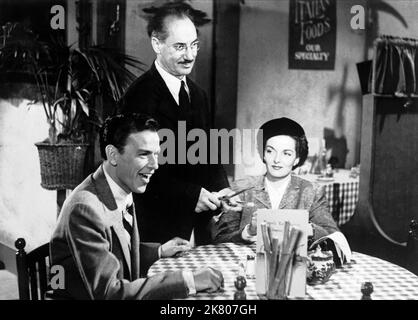 Frank Sinatra, Groucho Marx & Jane Russell Film: Double Dynamite (1951) Charaktere: Johnny Dalton, Emile J. Keck, Mildred 'MIBs' Goodhue Regie: Irving Cummings 25. Dezember 1951 **WARNUNG** Dieses Foto ist nur für redaktionelle Zwecke bestimmt und unterliegt dem Copyright von RKO und/oder des Fotografen, der von der Film- oder Produktionsfirma beauftragt wurde, und kann nur von Publikationen im Zusammenhang mit der Bewerbung des oben genannten Films reproduziert werden. Eine obligatorische Gutschrift an RKO ist erforderlich. Der Fotograf sollte auch bei Bekanntwerden des Fotos gutgeschrieben werden. Ohne schriftliche Genehmigung der Film Company kann keine kommerzielle Nutzung gewährt werden Stockfoto