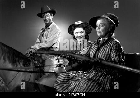 Robert Taylor, Paula Raymond & Spring Byington Film: Devil'S Doorway (1950) Charaktere: Lance Poole, Orrie Masters, Mrs. Masters Regie: Anthony Mann 15. September 1950 **WARNUNG** Dieses Foto ist nur für redaktionelle Zwecke bestimmt und unterliegt dem Copyright von MGM und/oder dem von der Film- oder Produktionsfirma beauftragten Fotografen und kann nur durch Publikationen im Zusammenhang mit der Bewerbung des oben genannten Films reproduziert werden. Eine obligatorische Gutschrift an MGM ist erforderlich. Der Fotograf sollte auch bei Bekanntwerden des Fotos gutgeschrieben werden. Ohne schriftliche Genehmigung der Film Company kann keine kommerzielle Nutzung gewährt werden. Stockfoto