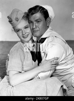 Anne Francis & Earl Holliman Film: Don't Go Near the Water (1957) Charaktere: LT. Alice Tomlen, Adam Garrett Regie: Charles Walters 14 November 1957 **WARNUNG** Dieses Foto ist nur für redaktionelle Zwecke bestimmt und unterliegt dem Copyright von MGM und/oder dem von der Film- oder Produktionsfirma beauftragten Fotografen und kann nur durch Publikationen im Zusammenhang mit der Bewerbung des oben genannten Films reproduziert werden. Eine obligatorische Gutschrift an MGM ist erforderlich. Der Fotograf sollte auch bei Bekanntwerden des Fotos gutgeschrieben werden. Ohne schriftliche Genehmigung der Film Company kann keine kommerzielle Nutzung gewährt werden. Stockfoto