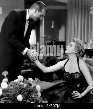 Cary Grant & Deborah Kerr Film: Dream Wife (1953) Charaktere: Clemson Reade, Effie Regie: Sidney Sheldon 09 December 1953 **WARNUNG** Dieses Foto ist nur für redaktionelle Zwecke bestimmt und unterliegt dem Copyright von MGM und/oder dem von der Film- oder Produktionsfirma beauftragten Fotografen und kann nur durch Publikationen im Zusammenhang mit der Bewerbung des oben genannten Films reproduziert werden. Eine obligatorische Gutschrift an MGM ist erforderlich. Der Fotograf sollte auch bei Bekanntwerden des Fotos gutgeschrieben werden. Ohne schriftliche Genehmigung der Film Company kann keine kommerzielle Nutzung gewährt werden. Stockfoto