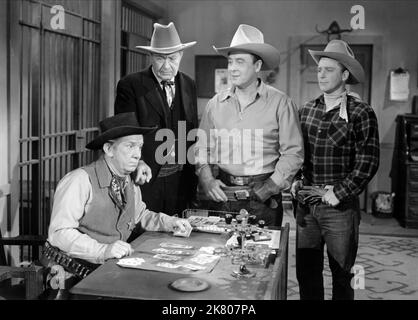 Fuzzy Knight, Monte Blue, George O'Brien & Hugh Hooker Film: Gold Raiders; The Stooges Go West (USA 1951) Charaktere: Sheriff, John Sawyer, George O'Brien, Sandy Evans Regie: Edward Bernds 09. September 1951 **WARNUNG** Dieses Foto ist nur für redaktionelle Verwendung bestimmt und unterliegt dem Copyright von UNITED ARTISTS und/oder dem von der Film- oder Produktionsfirma beauftragten Fotografen und kann nur von Publikationen im Zusammenhang mit der Bewerbung des oben genannten Films reproduziert werden. Eine obligatorische Gutschrift für UNITED ARTISTS ist erforderlich. Der Fotograf sollte auch bei Bekanntwerden des Fotos gutgeschrieben werden. Keine kommerzielle Nutzung kann GRA sein Stockfoto