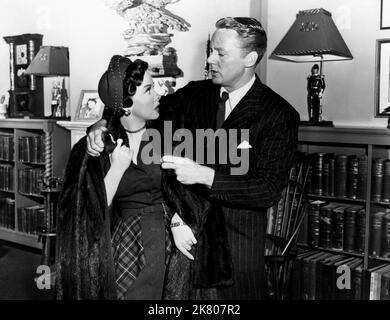 Kathryn Grayson & Van Johnson Film Grounds for Marriage (1951) Charaktere: INA Massine, Dr. Lincoln I. Bartlett Regie: Robert z. Leonard 11. Januar 1951 **WARNUNG** dieses Foto ist nur für redaktionelle Zwecke bestimmt und unterliegt dem Urheberrecht von MGM und/oder dem Fotografen, der von der Film or Production Company zugewiesen wurde. Eine obligatorische Gutschrift an MGM ist erforderlich. Der Fotograf sollte ebenfalls angerechnet werden, wenn er bekannt ist. Ohne schriftliche Genehmigung der Film Company kann keine kommerzielle Nutzung gewährt werden. Stockfoto