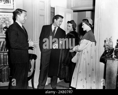 Van Johnson, Barry Sullivan, Kathryn Grayson & Paula Raymond Film: Grounds for Marriage (1951) Charaktere: Dr. Lincoln I. Bartlett, Chris Bartlett, Ina Massine, Agnes Oglethorpe Junge Regie: Robert z. Leonard 11 January 1951 **WARNUNG** Dieses Foto ist nur für redaktionelle Zwecke bestimmt und unterliegt dem Copyright von MGM und/oder dem von der Film- oder Produktionsfirma beauftragten Fotografen und kann nur von Publikationen im Zusammenhang mit der Bewerbung des oben genannten Films reproduziert werden. Eine obligatorische Gutschrift an MGM ist erforderlich. Der Fotograf sollte auch bei Bekanntwerden des Fotos gutgeschrieben werden. Eine kommerzielle Nutzung kann nicht gewährt werden Stockfoto