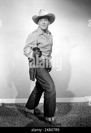 George O'Brien Film: Gold Raiders; The Stooges Go West (USA 1951) Charaktere: George O'Brien Regie: Edward Bernds 09. September 1951 **WARNUNG** Dieses Foto ist nur für redaktionelle Verwendung bestimmt und unterliegt dem Copyright von UNITED ARTISTS und/oder dem von der Film- oder Produktionsfirma beauftragten Fotografen und kann nur von Publikationen im Zusammenhang mit der Bewerbung des oben genannten Films reproduziert werden. Eine obligatorische Gutschrift für UNITED ARTISTS ist erforderlich. Der Fotograf sollte auch bei Bekanntwerden des Fotos gutgeschrieben werden. Ohne schriftliche Genehmigung der Film Company kann keine kommerzielle Nutzung gewährt werden. Stockfoto