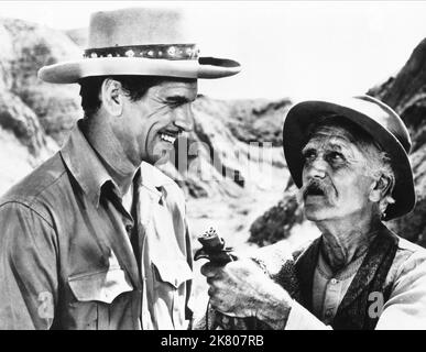 John Calvert, Ralph Morgan & Ann Cornell Film Gold Fever (1951) Charaktere: John Bonar, Nugget Jack, Rusty Regie: Leslie Goodwins 15. Juni 1952 **WARNUNG** dieses Foto ist nur für redaktionelle Zwecke bestimmt und unterliegt dem Copyright der MONOGRAMMBILDER und/oder des Fotografen, der von der Film or Production Company zugewiesen wurde. Es ist eine obligatorische Gutschrift für MONOGRAMMBILDER erforderlich. Der Fotograf sollte ebenfalls angerechnet werden, wenn er bekannt ist. Ohne schriftliche Genehmigung der Film Company kann keine kommerzielle Nutzung gewährt werden. Stockfoto