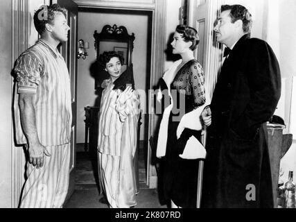 Van Johnson, Kathryn Grayson, Paula Raymond & Barry Sullivan Film: Grounds for Marriage (1951) Charaktere: Dr. Lincoln I. Bartlett, Ina Massine, Agnes Oglethorpe Young, Chris Bartlett Regie: Robert z. Leonard 11 January 1951 **WARNUNG** Dieses Foto ist nur für redaktionelle Zwecke bestimmt und unterliegt dem Copyright von MGM und/oder dem von der Film- oder Produktionsfirma beauftragten Fotografen und kann nur von Publikationen im Zusammenhang mit der Bewerbung des oben genannten Films reproduziert werden. Eine obligatorische Gutschrift an MGM ist erforderlich. Der Fotograf sollte auch bei Bekanntwerden des Fotos gutgeschrieben werden. Eine kommerzielle Nutzung kann nicht gewährt werden Stockfoto