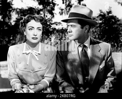 Joan Crawford & Frank Lovejoy Film: Auf Wiedersehen, My Fancy (1951) Charaktere: Agatha Reed, Matt Cole Regie: Vincent Sherman 19 May 1951 **WARNUNG** Dieses Foto ist nur für redaktionelle Zwecke bestimmt und unterliegt dem Copyright von WARNER BROS und/oder des Fotografen, der von der Film- oder Produktionsfirma beauftragt wurde, und kann nur von Publikationen im Zusammenhang mit der Bewerbung des oben genannten Films reproduziert werden. Eine obligatorische Gutschrift an WARNER BROS ist erforderlich. Der Fotograf sollte auch bei Bekanntwerden des Fotos gutgeschrieben werden. Ohne schriftliche Genehmigung der Film Company kann keine kommerzielle Nutzung gewährt werden. Stockfoto