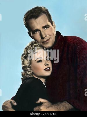 Martha Hyer & Phil Carey Film: Wyoming Renegades (USA 1955) Charaktere: Nancy Warren & Regie: Fred F. Sears 27 March 1954 **WARNUNG** Dieses Foto ist nur für redaktionelle Verwendung bestimmt und unterliegt dem Copyright von COLUMBIA PICTURES und/oder des Fotografen, der von der Film- oder Produktionsfirma beauftragt wurde und darf nur von Publikationen im Zusammenhang mit der Bewerbung des oben genannten Films reproduziert werden. Eine obligatorische Gutschrift für COLUMBIA PICTURES ist erforderlich. Der Fotograf sollte auch bei Bekanntwerden des Fotos gutgeschrieben werden. Ohne schriftliche Genehmigung der Film Company kann keine kommerzielle Nutzung gewährt werden. Stockfoto