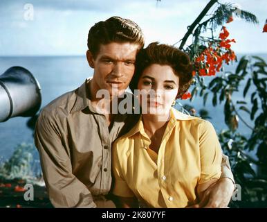 Stephen Boyd & Joan Collins Film: Island In The Sun (1958) Charaktere: Euan Templeton & Jocelyn Fleury Regie: Robert Rossen 12 June 1957 **WARNUNG** Dieses Foto ist nur für den redaktionellen Gebrauch bestimmt und unterliegt dem Copyright von 20. CENTURY FOX und/oder des Fotografen, der von der Film- oder Produktionsfirma beauftragt wurde, und kann nur durch Publikationen im Zusammenhang mit der Bewerbung des oben genannten Films reproduziert werden. Eine obligatorische Gutschrift an 20. CENTURY FOX ist erforderlich. Der Fotograf sollte auch bei Bekanntwerden des Fotos gutgeschrieben werden. Ohne schriftliche Genehmigung der Film Company kann keine kommerzielle Nutzung gewährt werden. Stockfoto