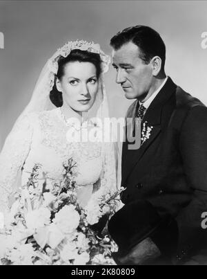 Maureen O'Hara & John Wayne Film: The Quiet man (USA 1952) Charaktere: & Sean Thornton Regie: John Farrow 06 June 1952 **WARNUNG** Dieses Foto ist nur für redaktionelle Zwecke bestimmt und unterliegt dem Copyright von REPUBLIC PICTURES und/oder des Fotografen, der von der Film- oder Produktionsfirma beauftragt wurde und darf nur von Publikationen im Zusammenhang mit der Bewerbung des oben genannten Films reproduziert werden. Eine obligatorische Gutschrift für REPUBLIKANISCHE BILDER ist erforderlich. Der Fotograf sollte auch bei Bekanntwerden des Fotos gutgeschrieben werden. Ohne schriftliche Genehmigung der Film Company kann keine kommerzielle Nutzung gewährt werden. Stockfoto