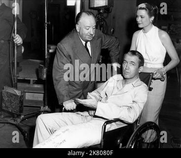 Alfred Hitchcock, James Stewart & Grace Kelly Film: Heck Window (USA 1954) Regie: Alfred Hitchcock 04. August 1954 **WARNUNG** Dieses Foto ist nur für redaktionelle Zwecke bestimmt und unterliegt dem Copyright von PARAMOUNT und/oder des Fotografen, der von der Film- oder Produktionsfirma beauftragt wurde.Es kann nur von Publikationen im Zusammenhang mit der Bewerbung des oben genannten Films reproduziert werden. Eine obligatorische Gutschrift an PARAMOUNT ist erforderlich. Der Fotograf sollte auch bei Bekanntwerden des Fotos gutgeschrieben werden. Ohne schriftliche Genehmigung der Film Company kann keine kommerzielle Nutzung gewährt werden. Stockfoto