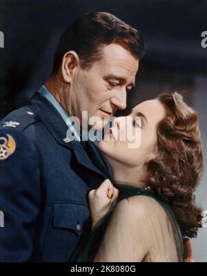 John Wayne & Janet Leigh Film: Jet Pilot (1952) Charaktere: Col. Jim Shannon & Lt. Anna Marladovna Shannon / Olga Orlief Regie: Josef von Sternberg 01. Oktober 1957 **WARNUNG** Dieses Foto ist nur für redaktionelle Zwecke bestimmt und unterliegt dem Copyright von RKO und/oder des Fotografen, der von der Film- oder Produktionsfirma beauftragt wurde, und kann nur durch Publikationen im Zusammenhang mit der Bewerbung des oben genannten Films reproduziert werden. Eine obligatorische Gutschrift an RKO ist erforderlich. Der Fotograf sollte auch bei Bekanntwerden des Fotos gutgeschrieben werden. Ohne schriftliche Genehmigung der Film Company kann keine kommerzielle Nutzung gewährt werden. Stockfoto