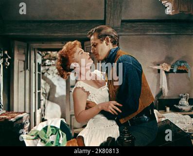 Anne Baxter & Charlton Heston Film: Three Violent People (1952) Charaktere: Lorna Hunter Saunders & Capt. Colt Saunders Regie: Rudolph Mate 01 December 1956 **WARNUNG** Dieses Foto ist nur für redaktionelle Zwecke bestimmt und unterliegt dem Copyright von PARA und/oder des Fotografen, der von der Film- oder Produktionsfirma beauftragt wurde, und kann nur durch Publikationen im Zusammenhang mit der Bewerbung des oben genannten Films reproduziert werden. Es ist eine obligatorische Gutschrift erforderlich. Der Fotograf sollte auch bei Bekanntwerden des Fotos gutgeschrieben werden. Ohne schriftliche Genehmigung der Film Company kann keine kommerzielle Nutzung gewährt werden. Stockfoto