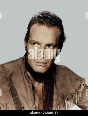 Charlton Heston Film: Pony Express (USA 1953) Charaktere: Captain William Frank 'Buffalo Bill' Cody Regie: Jerry Hopper 05 June 1953 **WARNUNG** Dieses Foto ist nur für redaktionelle Zwecke bestimmt und unterliegt dem Copyright von PARAMOUNT PICTURES und/oder des Fotografen, der von der Film- oder Produktionsgesellschaft beauftragt wurde und darf nur von Publikationen im Zusammenhang mit der Bewerbung des oben genannten Films reproduziert werden. Eine obligatorische Gutschrift für PARAMOUNT-BILDER ist erforderlich. Der Fotograf sollte auch bei Bekanntwerden des Fotos gutgeschrieben werden. Ohne schriftliche Genehmigung der Film Company kann keine kommerzielle Nutzung gewährt werden. Stockfoto