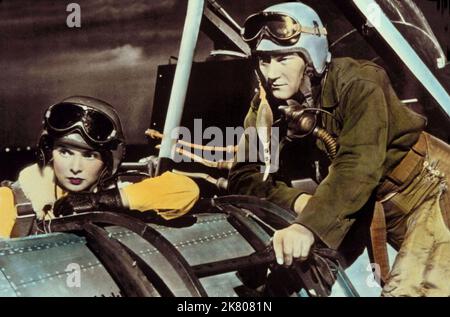 Janet Leigh & John Wayne Film: Jet Pilot (1951) Charaktere: Lt. Anna Marladovna Shannon / Olga Orlief & Col. Jim Shannon Regie: Josef von Sternberg 01. Oktober 1957 **WARNUNG** Dieses Foto ist nur für redaktionelle Zwecke bestimmt und unterliegt dem Copyright von RKO und/oder des Fotografen, der von der Film- oder Produktionsfirma beauftragt wurde, und kann nur durch Publikationen im Zusammenhang mit der Bewerbung des oben genannten Films reproduziert werden. Eine obligatorische Gutschrift an RKO ist erforderlich. Der Fotograf sollte auch bei Bekanntwerden des Fotos gutgeschrieben werden. Ohne schriftliche Genehmigung der Film Company kann keine kommerzielle Nutzung gewährt werden. Stockfoto