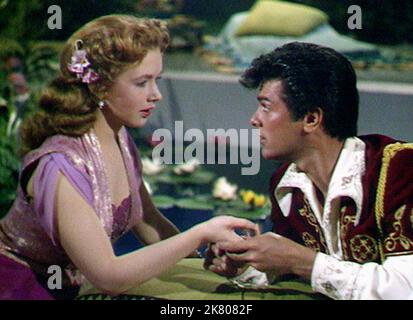 Piper Laurie & Tony Curtis Film: Sohn von Ali Baba (1952) Charaktere: Prinzessin Azura von Fez / Kiki & Kashma Baba Regie: Kurt Neumann 15. August 1952 **WARNUNG** Dieses Foto ist nur für redaktionelle Zwecke bestimmt und unterliegt dem Copyright der UNI und/oder des Fotografen, der von der Film- oder Produktionsfirma beauftragt wurde und darf nur durch Publikationen im Zusammenhang mit der Bewerbung des oben genannten Films reproduziert werden. Eine obligatorische Gutschrift an UNI ist erforderlich. Der Fotograf sollte auch bei Bekanntwerden des Fotos gutgeschrieben werden. Ohne schriftliche Genehmigung der Film Company kann keine kommerzielle Nutzung gewährt werden. Stockfoto