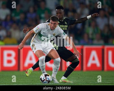 Elche, Spanien. 19. Oktober 2022. Vinicius Jr. (hinten) von Real Madrid spielt mit Raul Guti von Elche während ihres Fußballspiels in der La Liga in Elche, Spanien, am 19. Oktober 2022. Quelle: Str/Xinhua/Alamy Live News Stockfoto