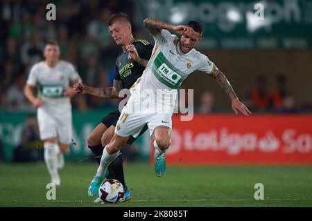 Elche, Spanien. 19. Oktober 2022. Toni Kroos (L) von Real Madrid spielt mit Tele Morente von Elche während ihres Fußballspiels in der La Liga in Elche, Spanien, am 19. Oktober 2022. Quelle: Str/Xinhua/Alamy Live News Stockfoto