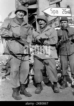 Eddie Albert, Robert Strauss & Richard Jaeckel Film: Attack; Attack! (USA 1956) Charaktere: Capt. Erskine Cooney, CO, Fox Co., PFC. Bernstein & Pvt. Snowden Director: Robert Aldrich 19 September 1956 **WARNUNG** Dieses Foto ist nur für den redaktionellen Gebrauch bestimmt und unterliegt dem Copyright von UNITED ARTISTS und/oder The Photographer, die von der Film- oder Produktionsfirma beauftragt wurden und kann nur durch Publikationen im Zusammenhang mit der Bewerbung des oben genannten Films reproduziert werden. Eine obligatorische Gutschrift für UNITED ARTISTS ist erforderlich. Der Fotograf sollte auch bei Bekanntwerden des Fotos gutgeschrieben werden. Ohne eine kommerzielle Nutzung kann keine Verwendung gewährt werden Stockfoto