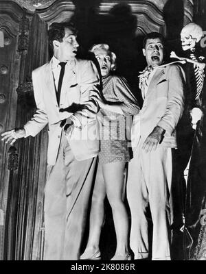 Dean Martin, Lizabeth Scott & Jerry Lewis Film: Scared Stiff (USA 1953) Charaktere: Larry Todd,Mary Carroll & Myron Mertz Regie: George Marshall 27 April 1953 **WARNUNG** Dieses Foto ist nur für redaktionelle Zwecke bestimmt und unterliegt dem Copyright von PARAMOUNT PICTURES und/oder des Fotografen, der von der Film- oder Produktionsfirma beauftragt wurde und darf nur von Publikationen im Zusammenhang mit der Bewerbung des oben genannten Films reproduziert werden. Eine obligatorische Gutschrift für PARAMOUNT-BILDER ist erforderlich. Der Fotograf sollte auch bei Bekanntwerden des Fotos gutgeschrieben werden. Eine kommerzielle Nutzung kann ohne schriftliche Genehmigung des nicht gewährt werden Stockfoto