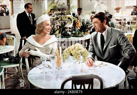 Lauren Bacall & Gregory Peck Film: Designing Woman (USA 1957) Charaktere: Marilla Brown Hagen & Mike Hagen Regie: Vincente Minnelli 16 May 1957 **WARNUNG** Dieses Foto ist nur für den redaktionellen Gebrauch bestimmt und unterliegt dem Copyright von MGM und/oder dem Fotografen, der von der Film- oder Produktionsfirma beauftragt wurde, und kann nur durch Publikationen im Zusammenhang mit der Bewerbung des oben genannten Films reproduziert werden. Eine obligatorische Gutschrift an MGM ist erforderlich. Der Fotograf sollte auch bei Bekanntwerden des Fotos gutgeschrieben werden. Ohne schriftliche Genehmigung der Film Company kann keine kommerzielle Nutzung gewährt werden. Stockfoto