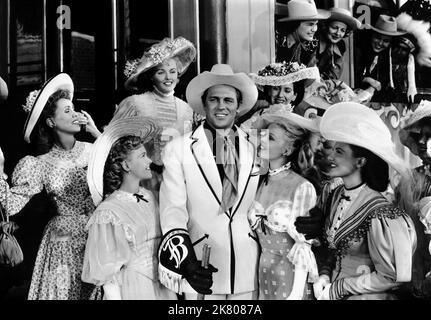 Szene mit Howard Keel Film: Annie Get Your Gun (USA 1950) Charaktere: MIT Frank Butler / Titel auch: 'Annie Get Your Gun - Annie, Schieß Los!' Regie: George Sidney 17 May 1950 **WARNUNG** Dieses Foto ist nur für redaktionelle Zwecke bestimmt und unterliegt dem Copyright von MGM und/oder dem Fotografen, der von der Film- oder Produktionsfirma beauftragt wurde, und kann nur von Publikationen im Zusammenhang mit der Bewerbung des oben genannten Films reproduziert werden. Eine obligatorische Gutschrift an MGM ist erforderlich. Der Fotograf sollte auch bei Bekanntwerden des Fotos gutgeschrieben werden. Ohne schriftliche Genehmigung der Film Compan kann keine kommerzielle Nutzung gewährt werden Stockfoto