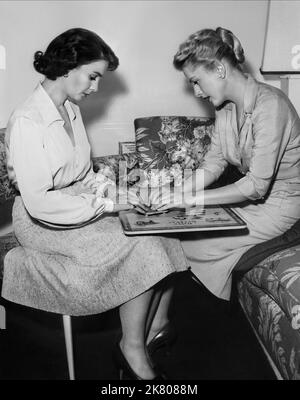 Jean Simmons & Joan Fontaine Film Until They Sail (USA 1957) Charaktere: Barbara Leslie Forbes & Anne Leslie Regie: Robert Wise 08. Oktober 1957 **WARNUNG** dieses Foto ist nur für redaktionelle Zwecke bestimmt und unterliegt dem Urheberrecht von MGM und/oder dem Fotografen, der von der Film or Production Company zugewiesen wurde. Es kann nur durch Veröffentlichungen in Verbindung mit der Werbung für den oben genannten Film reproduziert werden. Eine obligatorische Gutschrift an MGM ist erforderlich. Der Fotograf sollte ebenfalls angerechnet werden, wenn er bekannt ist. Ohne schriftliche Genehmigung der Film Company kann keine kommerzielle Nutzung gewährt werden. Stockfoto