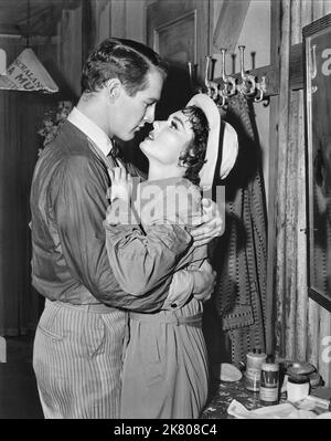 Paul Newman & Ann Blyth Film: The Helen Morgan Story; Both Ends of the Candle (USA 1957) Charaktere: Larry Maddux & Helen Morgan Regie: Michael Curtiz 02 October 1957 **WARNUNG** Dieses Foto ist nur für redaktionelle Zwecke bestimmt und unterliegt dem Copyright von WARNER BROS. Und/oder des Fotografen, der von der Film- oder Produktionsfirma beauftragt wurde und nur durch Publikationen im Zusammenhang mit der Bewerbung des oben genannten Films reproduziert werden kann. Eine obligatorische Gutschrift an WARNER BROS. Ist erforderlich. Der Fotograf sollte auch bei Bekanntwerden des Fotos gutgeschrieben werden. Ohne schriftliche Genehmigung des Films kann keine kommerzielle Nutzung gewährt werden Stockfoto