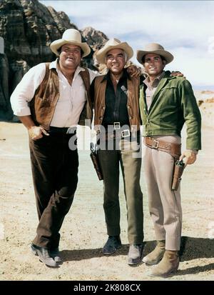 Dan Blocker, Lorne Greene & Michael Landon Fernsehen: Bonanza (TV-Serie) Charaktere: Eric 'Hoss' Cartwright,Ben Cartwright & Joseph 'Little Joe' Cartwright USA 1959-1973, 12. September 1959 **WARNUNG** Dieses Foto ist nur für redaktionelle Zwecke bestimmt und unterliegt dem Copyright von NBC und/oder dem Fotografen, der von der Film- oder Produktionsfirma beauftragt wurde, und kann nur von Publikationen im Zusammenhang mit der Bewerbung des oben genannten Films reproduziert werden. Eine obligatorische Gutschrift an NBC ist erforderlich. Der Fotograf sollte auch bei Bekanntwerden des Fotos gutgeschrieben werden. Eine kommerzielle Nutzung kann ohne schriftliche Genehmigung des FI nicht gewährt werden Stockfoto