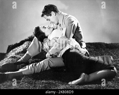 Jean Simmons & Paul Newman Film Until They Sail (USA 1957) Charaktere: Barbara Leslie Forbes & Kapitän Jack Harding Regie: Robert Wise 08. Oktober 1957 **WARNUNG** dieses Foto ist nur für redaktionelle Zwecke bestimmt und unterliegt dem Copyright von MGM und/oder dem Fotografen, der von der Film or Production Company zugewiesen wurde. Es kann nur durch Veröffentlichungen in Verbindung mit der Werbung für den oben genannten Film reproduziert werden. Eine obligatorische Gutschrift an MGM ist erforderlich. Der Fotograf sollte ebenfalls angerechnet werden, wenn er bekannt ist. Ohne schriftliche Genehmigung der Film Company kann keine kommerzielle Nutzung gewährt werden. Stockfoto