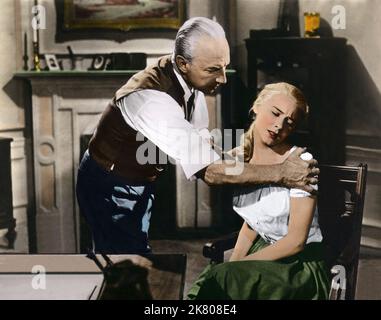 Lloyd Nolan & Hope Lange Film: Peyton Place (1956) Charaktere: Dr. Swain & Selena Cross Regie: Mark Robson 01 April 1957 **WARNUNG** Dieses Foto ist nur für redaktionelle Verwendung bestimmt und unterliegt dem Copyright von 20. CENTURY FOX und/oder des Fotografen, der von der Film- oder Produktionsfirma beauftragt wurde und darf nur durch Publikationen im Zusammenhang mit der Bewerbung des oben genannten Films reproduziert werden. Eine obligatorische Gutschrift an 20. CENTURY FOX ist erforderlich. Der Fotograf sollte auch bei Bekanntwerden des Fotos gutgeschrieben werden. Ohne schriftliche Genehmigung der Film Company kann keine kommerzielle Nutzung gewährt werden. Stockfoto