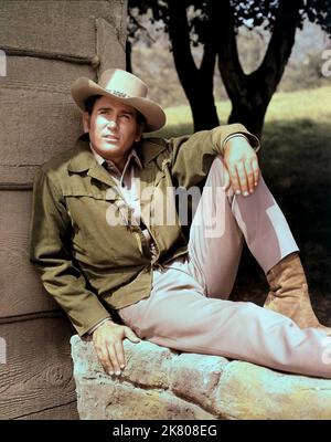 Michael Landon Television: Bonanza (TV-Serie) Charaktere: Joseph 'Little Joe' Cartwright USA 1959-1973, 12. September 1959 **WARNUNG** Dieses Foto ist nur für redaktionelle Verwendung bestimmt und unterliegt dem Copyright von NBC und/oder dem von der Film- oder Produktionsfirma beauftragten Fotografen.Es kann nur von Publikationen im Zusammenhang mit der Bewerbung des oben genannten Films reproduziert werden. Eine obligatorische Gutschrift an NBC ist erforderlich. Der Fotograf sollte auch bei Bekanntwerden des Fotos gutgeschrieben werden. Ohne schriftliche Genehmigung der Film Company kann keine kommerzielle Nutzung gewährt werden. Stockfoto