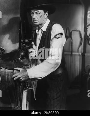 Gary Cooper Film: High Noon (USA 1952) Charaktere: Marshal will Kane Regie: Fred Zinnemann 07 July 1952 **WARNUNG** Dieses Foto ist nur für den redaktionellen Gebrauch bestimmt und unterliegt dem Copyright von UNITED ARTISTS und/oder dem Fotografen, der von der Film- oder Produktionsfirma beauftragt wurde und darf nur durch Publikationen im Zusammenhang mit der Bewerbung des oben genannten Films reproduziert werden. Eine obligatorische Gutschrift für UNITED ARTISTS ist erforderlich. Der Fotograf sollte auch bei Bekanntwerden des Fotos gutgeschrieben werden. Ohne schriftliche Genehmigung der Film Company kann keine kommerzielle Nutzung gewährt werden. Stockfoto