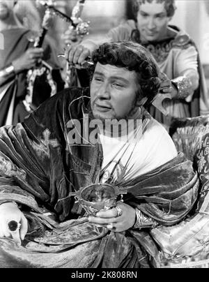 Peter Ustinov Film: Quo Vadis (USA 1951) Charaktere: Nero Regie: Mervyn Leroy 23 February 1951 **WARNUNG** Dieses Foto ist nur für den redaktionellen Gebrauch bestimmt und unterliegt dem Copyright von MGM und/oder dem Fotografen, der von der Film- oder Produktionsfirma beauftragt wurde, und kann nur durch Publikationen im Zusammenhang mit der Bewerbung des oben genannten Films reproduziert werden. Eine obligatorische Gutschrift an MGM ist erforderlich. Der Fotograf sollte auch bei Bekanntwerden des Fotos gutgeschrieben werden. Ohne schriftliche Genehmigung der Film Company kann keine kommerzielle Nutzung gewährt werden. Stockfoto