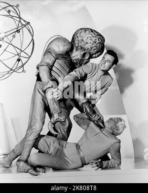 Jeff Morrow, am Boden & Alien Film This Island Earth (1954) Charaktere: Exeter, & 01 June 1955 **WARNUNG** dieses Foto ist nur für redaktionelle Zwecke bestimmt und unterliegt dem Copyright der UI und/oder des Fotografen, der von der Film- oder Produktionsgesellschaft zugewiesen wurde. Es kann nur durch Veröffentlichungen in Verbindung mit der Werbung für den oben genannten Film reproduziert werden. Eine obligatorische Gutschrift für UI ist erforderlich. Der Fotograf sollte ebenfalls angerechnet werden, wenn er bekannt ist. Ohne schriftliche Genehmigung der Film Company kann keine kommerzielle Nutzung gewährt werden. Stockfoto