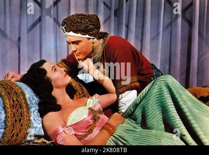 Patricia Medina & John Sands Film: Aladdin Und Seine Lampe (1952) Charaktere: Prinzessin Jasmine & Regie: Lew Landers 24 February 1952 **WARNUNG** Dieses Foto ist nur für den redaktionellen Gebrauch bestimmt und unterliegt dem Copyright von MONOGRAM und/oder dem Fotografen, der von der Film- oder Produktionsfirma beauftragt wurde, und kann nur von Publikationen im Zusammenhang mit der Bewerbung des oben genannten Films reproduziert werden. Eine obligatorische Gutschrift auf DAS MONOGRAMM ist erforderlich. Der Fotograf sollte auch bei Bekanntwerden des Fotos gutgeschrieben werden. Ohne schriftliche Genehmigung der Film Company kann keine kommerzielle Nutzung gewährt werden. Stockfoto