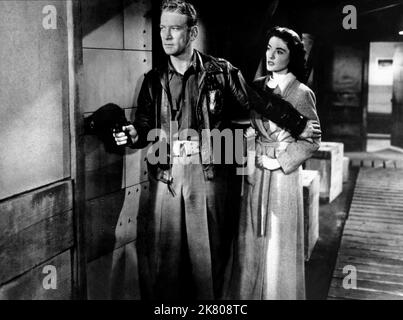 Kenneth Tobey & Margaret Sheridan Film: The Thing from Another World (USA 1951) Charaktere: Captain Patrick Hendry & Nikki / Literaturverfilmung (nach der Geschichte 'Wer geht dorthin?' Von John W. Campbell Jr.) Regie: Christian Nyby 06. April 1951 **WARNUNG** Dieses Foto ist nur für den redaktionellen Gebrauch bestimmt und unterliegt dem Copyright der von der Film- oder Produktionsfirma beauftragten RKO-RADIOKUNNER und/oder des Fotografen und kann nur durch Publikationen im Zusammenhang mit der Bewerbung des oben genannten Films reproduziert werden. Eine obligatorische Gutschrift für RKO-RADIOS ist erforderlich. Der Fotograf sollte ebenfalls cred sein Stockfoto