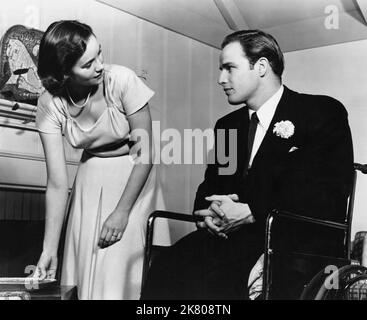 Teresa Wright & Marlon Brando Film: The Men (1956) Charaktere: Ellen 'Elly' Wilosek & Kenneth 'Ken' Wilcheck / 'Bud' Regie: Fred Zinnemann 20 July 1950 **WARNUNG** Dieses Foto ist nur für den redaktionellen Gebrauch bestimmt und unterliegt dem Copyright von UNITED ARTISTS und/oder dem Fotografen, der von der Film- oder Produktionsfirma beauftragt wurde und darf nur durch Publikationen im Zusammenhang mit der Bewerbung des oben genannten Films reproduziert werden. Eine obligatorische Gutschrift für UNITED ARTISTS ist erforderlich. Der Fotograf sollte auch bei Bekanntwerden des Fotos gutgeschrieben werden. Ohne schriftliche Genehmigung der Film Company kann keine kommerzielle Nutzung gewährt werden. Stockfoto