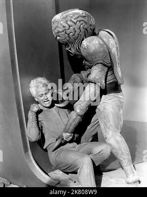 Jeff Morrow & Alien Film This Island Earth (1955) Charaktere: Exeter & 01 June 1955 **WARNUNG** dieses Foto ist nur für redaktionelle Zwecke bestimmt und unterliegt dem Urheberrecht der UI und/oder des Fotografen, der von der Film- oder Produktionsgesellschaft zugewiesen wurde. Es kann nur durch Veröffentlichungen in Verbindung mit der Werbung für den obigen Film reproduziert werden. Eine obligatorische Gutschrift für UI ist erforderlich. Der Fotograf sollte ebenfalls angerechnet werden, wenn er bekannt ist. Ohne schriftliche Genehmigung der Film Company kann keine kommerzielle Nutzung gewährt werden. Stockfoto