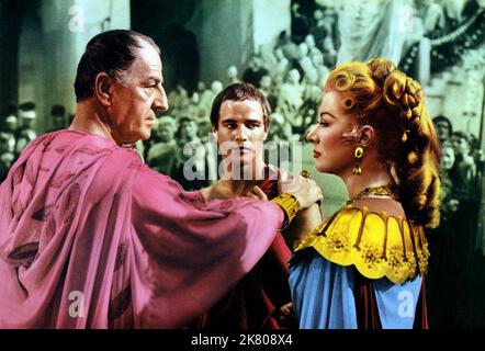 Louis Calhern, Marlon Brando, Greer Garson Film: Julius Caesar (USA 1953) Charaktere: Julius Caesar,Mark Antony,Calpurnia Regie: Joseph L. Mankiewicz 08 May 1953 **WARNUNG** Dieses Foto ist nur für den redaktionellen Gebrauch bestimmt und unterliegt dem Copyright von MGM und/oder dem Fotografen, der von der Film- oder Produktionsfirma beauftragt wurde, und kann nur durch Publikationen im Zusammenhang mit der Bewerbung des oben genannten Films reproduziert werden. Eine obligatorische Gutschrift an MGM ist erforderlich. Der Fotograf sollte auch bei Bekanntwerden des Fotos gutgeschrieben werden. Ohne schriftliche Genehmigung der Film Company kann keine kommerzielle Nutzung gewährt werden. Stockfoto