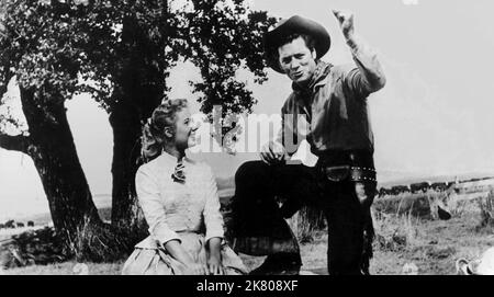 Shirley Jones & Gordon Macrae Film: Oklahoma! (USA 1955) Charaktere: Laurey Williams & Curly McLain Regie: Fred Zinnemann 11. Oktober 1955 **WARNUNG** Dieses Foto ist nur für redaktionelle Zwecke bestimmt und unterliegt dem Copyright von RODGERS & HAMMERSTEIN PRODUCTIONS und/oder des Fotografen, der von der Film- oder Produktionsfirma beauftragt wurde und darf nur durch Publikationen im Zusammenhang mit der Bewerbung des oben genannten Films reproduziert werden. Eine obligatorische Gutschrift für RODGERS & HAMMERSTEIN PRODUKTIONEN ist erforderlich. Der Fotograf sollte auch bei Bekanntwerden des Fotos gutgeschrieben werden. Ohne schriftliche Genehmigung kann keine kommerzielle Nutzung gewährt werden Stockfoto