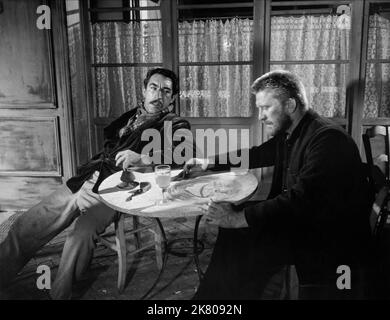 Anthony Quinn & Kirk Douglas Film: Lust for Life (USA 1956) Charaktere: Paul Gauguin & Vincent Van Gogh Regie: Vincente Minnelli 15. September 1956 **WARNUNG** Dieses Foto ist nur für den redaktionellen Gebrauch bestimmt und unterliegt dem Copyright von MGM und/oder dem Fotografen, der von der Film- oder Produktionsfirma beauftragt wurde, und kann nur durch Publikationen im Zusammenhang mit der Bewerbung des oben genannten Films reproduziert werden. Eine obligatorische Gutschrift an MGM ist erforderlich. Der Fotograf sollte auch bei Bekanntwerden des Fotos gutgeschrieben werden. Ohne schriftliche Genehmigung der Film Company kann keine kommerzielle Nutzung gewährt werden. Stockfoto