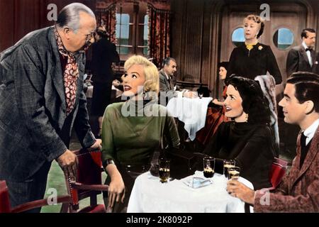 Charles Coburn, Marilyn Monroe, Jane Russell & Tommy Noonan Film: Gentlemen Prefer Blondes (USA 1953) Charaktere: Sir Francis 'Piggy' Beekman,Lorelei Lee,Dorothy Shaw & Gus Esmond Regie: Howard Hawks 01 July 1953 **WARNUNG** Dieses Foto ist nur für den redaktionellen Gebrauch bestimmt und unterliegt dem Copyright von 20. CENTURY FOX und/oder des Fotografen, der von der Film- oder Produktionsfirma beauftragt wurde, und kann nur von Publikationen im Zusammenhang mit der Bewerbung des oben genannten Films reproduziert werden. Eine obligatorische Gutschrift an 20. CENTURY FOX ist erforderlich. Der Fotograf sollte auch bei Bekanntwerden des Fotos gutgeschrieben werden. Keine kommerzielle Nutzung Stockfoto