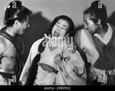 Toshiro Mifune, Machiko Kyo & Masayuki Mori Film: Rashomon, In The Woods (1950) Charaktere: Tajomaru,Masako Kanazawa & Takehiro Kanazawa Regie: Akira Kurosawa 25. August 1950 **WARNUNG** Dieses Foto ist nur für redaktionelle Verwendung bestimmt und unterliegt dem Copyright von RKO und/oder des Fotografen, der von der Film- oder Produktionsfirma beauftragt wurde, und kann nur durch Publikationen im Zusammenhang mit der Bewerbung des oben genannten Films reproduziert werden. Eine obligatorische Gutschrift an RKO ist erforderlich. Der Fotograf sollte auch bei Bekanntwerden des Fotos gutgeschrieben werden. Ohne schriftliche Genehmigung der Film Company kann keine kommerzielle Nutzung gewährt werden. Stockfoto