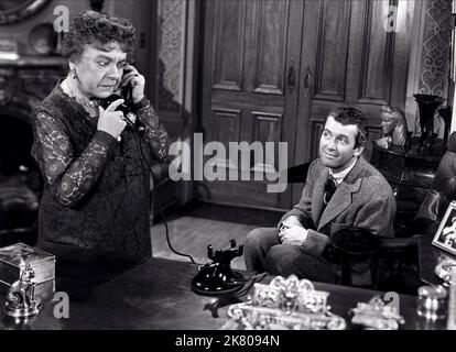 Josephine Hull & James Stewart Film Harvey (USA 1950) Charaktere: Veta Louise Simmons & Elwood P. Dowd Regie: Henry Koster 13. Oktober 1950 **WARNUNG** dieses Foto ist nur für redaktionelle Zwecke bestimmt und unterliegt dem Urheberrecht von UNIVERSAL und/oder dem Fotografen, der von der Film or Production Company zugewiesen wurde. Eine obligatorische Gutschrift für UNIVERSAL ist erforderlich. Der Fotograf sollte ebenfalls angerechnet werden, wenn er bekannt ist. Ohne schriftliche Genehmigung der Film Company kann keine kommerzielle Nutzung gewährt werden. Stockfoto