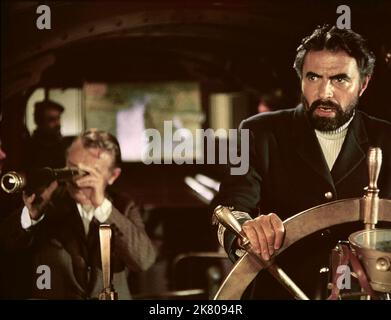 James Mason Film 20.000 Leagues Under the Sea (USA 1954) Charaktere: Captain Nemo / Literaturver Filmung (basierend auf dem Buch von Jules Verne) Regie: Richard Fleischer 29. Juni 1954 **WARNUNG** dieses Foto ist nur für redaktionelle Zwecke bestimmt und ist urheberrechtlich geschützt von WALT DISNEY/ANTHONY UGRIN und/oder dem Fotografen, der von der Film oder Production Company zugewiesen wurde. Es ist eine obligatorische Gutschrift für WALT DISNEY/ANTHONY UGRIN erforderlich. Ohne schriftliche Genehmigung der Film Company kann keine kommerzielle Nutzung gewährt werden. Stockfoto