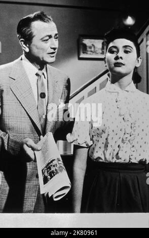 Robert Young & Elinor Donahue Film: Father Knows Best (1954) Charaktere: James 'Jim' Anderson & Betty 'Princess' Anderson Regie: William D. Russell 03 October 1954 **WARNUNG** Dieses Foto ist nur für redaktionelle Zwecke bestimmt und unterliegt dem Copyright von WARNER BROS und/oder des Fotografen, der von der Film- oder Produktionsfirma beauftragt wurde, und kann nur von Publikationen im Zusammenhang mit der Bewerbung des oben genannten Films reproduziert werden. Eine obligatorische Gutschrift an WARNER BROS ist erforderlich. Der Fotograf sollte auch bei Bekanntwerden des Fotos gutgeschrieben werden. Ohne schriftliche Genehmigung des Film Comp kann keine kommerzielle Nutzung gewährt werden Stockfoto