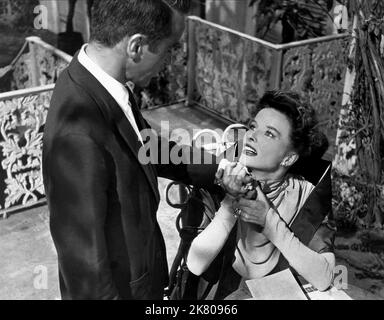 Montgomery Clift & Katharine Hepburn Film: Suddenly, Last Summer (USA 1959) Charaktere: Dr. Cukrowicz & Mrs. Violet Venable Regie: Joseph L. Mankiewicz 22 December 1959 **WARNUNG** Dieses Foto ist nur für den redaktionellen Gebrauch bestimmt und unterliegt dem Copyright von COLUMBIA und/oder des Fotografen, der von der Film- oder Produktionsfirma beauftragt wurde, und kann nur durch Publikationen im Zusammenhang mit der Bewerbung des oben genannten Films reproduziert werden. Eine obligatorische Gutschrift an COLUMBIA ist erforderlich. Der Fotograf sollte auch bei Bekanntwerden des Fotos gutgeschrieben werden. Ohne schriftliche Genehmigung der Film Compa kann keine kommerzielle Nutzung gewährt werden Stockfoto