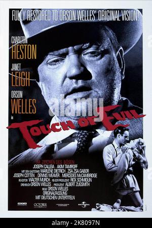 Orson Welles & Film Poster Film: Touch of Evil (USA 1958) Charaktere: Polizeihauptmann Hank Quinlan & Regie: Orson Wells 23 April 1958 **WARNUNG** Dieses Foto ist nur für redaktionelle Zwecke bestimmt und unterliegt dem Copyright von UNIVERSAL und/oder dem Fotografen, der von der Film- oder Produktionsfirma beauftragt wurde und darf nur von Publikationen im Zusammenhang mit der Bewerbung des oben genannten Films reproduziert werden. Eine obligatorische Gutschrift an UNIVERSAL ist erforderlich. Der Fotograf sollte auch bei Bekanntwerden des Fotos gutgeschrieben werden. Ohne schriftliche Genehmigung der Film Company kann keine kommerzielle Nutzung gewährt werden. Stockfoto