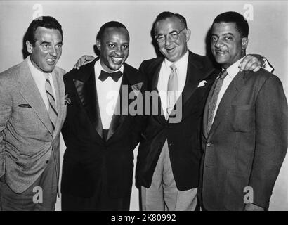 Gene Krupa, Lionel Hampton, Benny Goodman, Teddy Wilson Film: The Benny Goodman Story (1959) Charaktere: Sich Selbst - Drums,Sich Selbst - Vibraphon,Benny Goodman,Sich - Pianist Regie: Valentine Davis 01. Dezember 1955 **WARNUNG** Dieses Foto ist nur für redaktionelle Zwecke bestimmt und unterliegt dem Copyright von UI und/oder dem Fotografen, der von der Film- oder Produktionsfirma beauftragt wurde und darf nur von Publikationen im Zusammenhang mit der Bewerbung des oben genannten Films reproduziert werden. Eine obligatorische Gutschrift an die Benutzeroberfläche ist erforderlich. Der Fotograf sollte auch bei Bekanntwerden des Fotos gutgeschrieben werden. Ohne Writ kann keine kommerzielle Nutzung gewährt werden Stockfoto